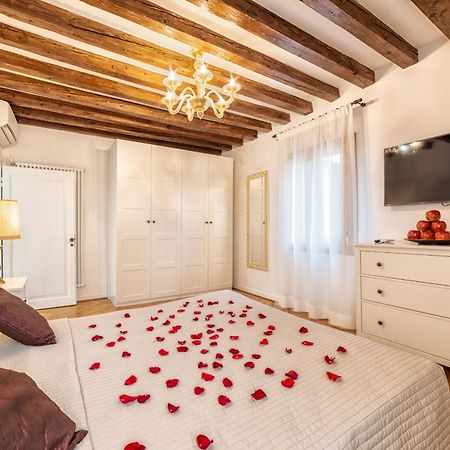 Casanova Fenice - Canal View Venetië Kamer foto