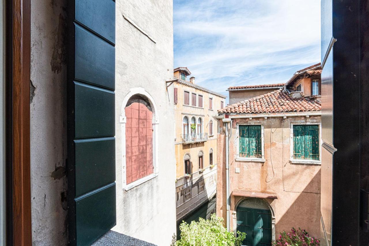 Casanova Fenice - Canal View Venetië Buitenkant foto