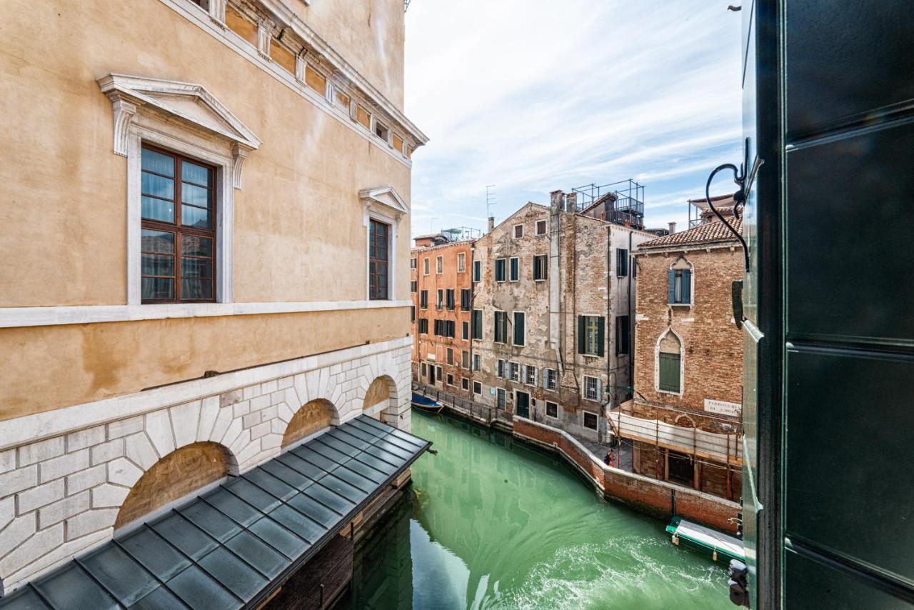 Casanova Fenice - Canal View Venetië Buitenkant foto