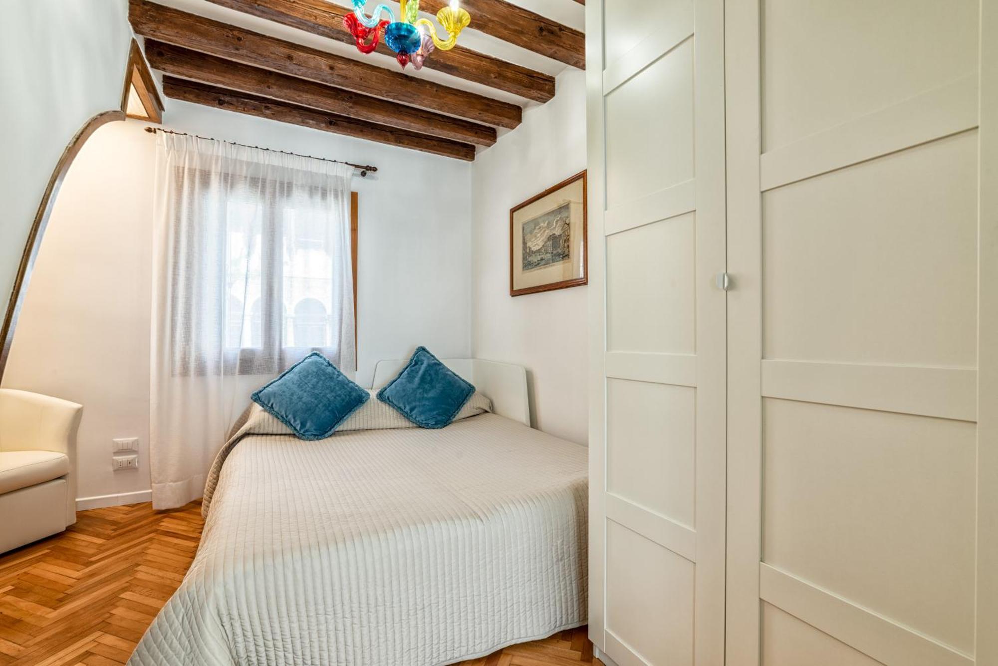 Casanova Fenice - Canal View Venetië Kamer foto