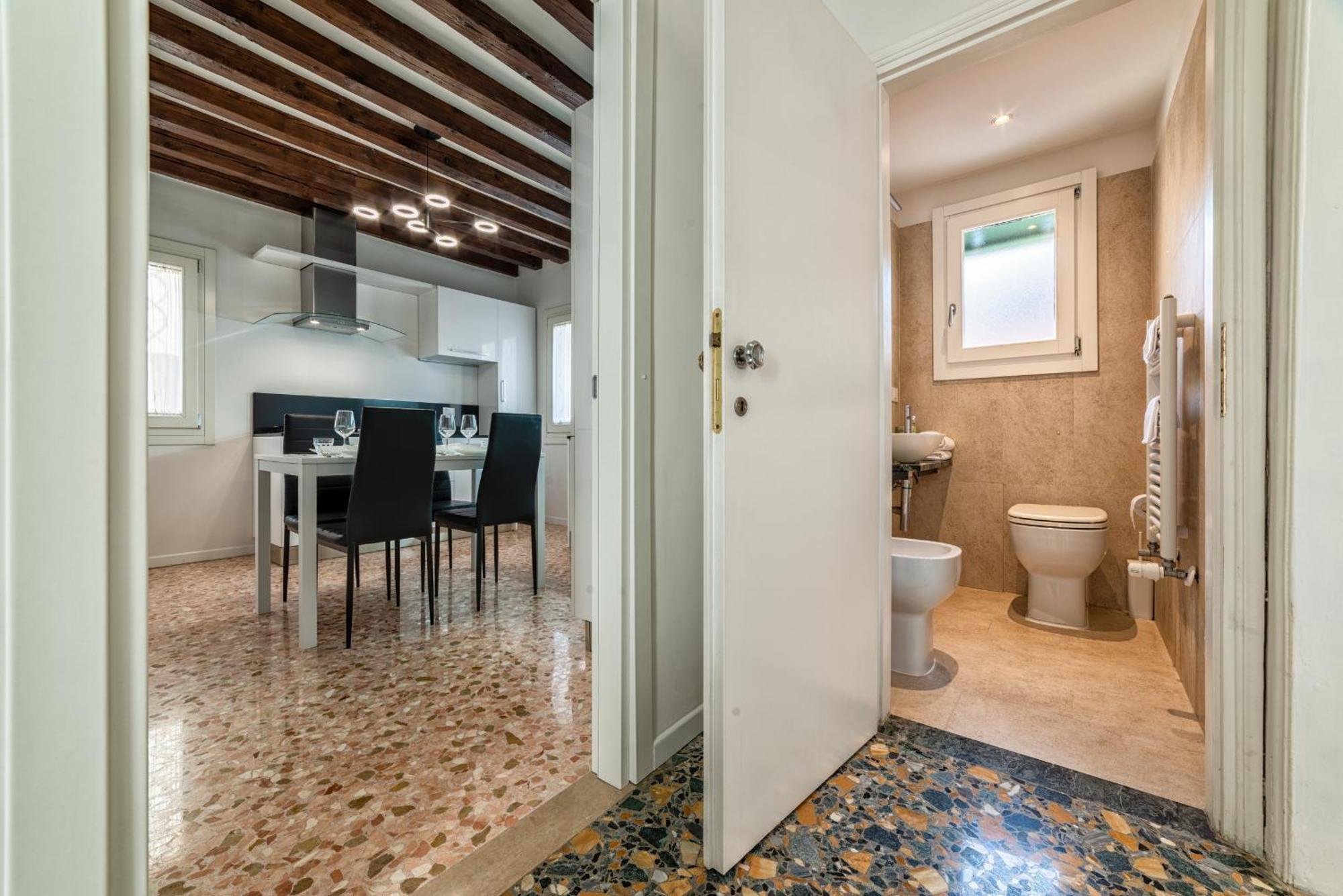 Casanova Fenice - Canal View Venetië Kamer foto